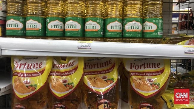 Penjualan minyak goreng di 92 Gerai Perumda Pasar Jaya merk Garing kemasan 1 liter dengan harga Rp20 ribu dan kemasan 2 liter dengan harga Rp40 ribu.