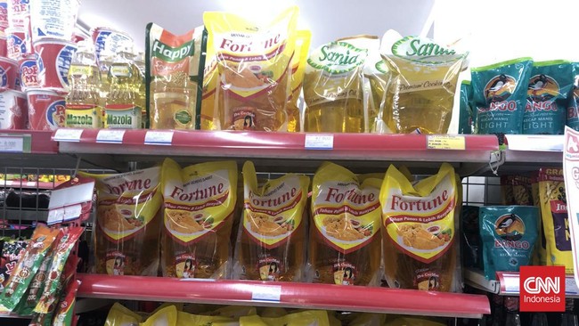 Harga minyak goreng kemasan di sejumlah ritel modern Jakarta terpantau stabil tapi mahal pada Selasa (26/4). Berikut rinciannya.