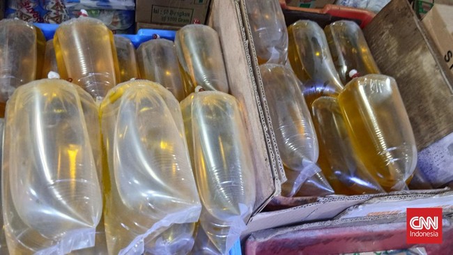 Pemerintah sedang menggodok rencana pemberian BLT minyak goreng untuk meringankan beban masyarakat yang tertekan kenaikan harga belakangan ini.