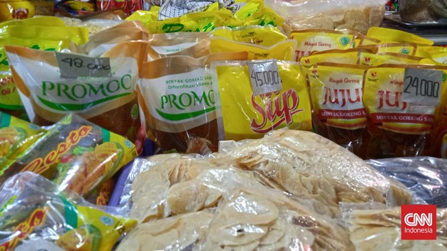 Emak- emak menjerit karena harga minyak goreng kemasan melesat hingga hampir dua kali lipat. Kenaikan makin mencekik karena harga daging dan cabai juga naik.