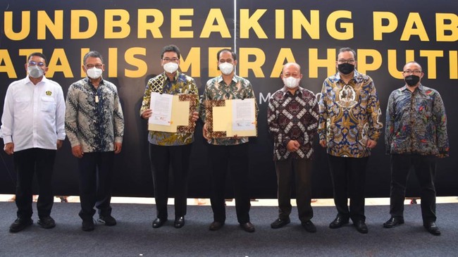 Menyusul proses uji coba produksi katalis oleh Tim RTI Pertamina dan Peneliti ITB, proyek pembangunan pabrik Katalis Merah Putih telah mulai dilaksanakan.
