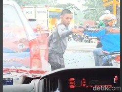 Bikin Haru, Viral Penyandang Disabilitas Bantu Buka Jalan Ambulans di Kemacetan