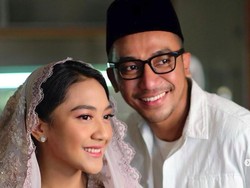 Bubah Alfian Deg-degan Dandani Putri Tanjung saat Pengajian Jelang Nikah