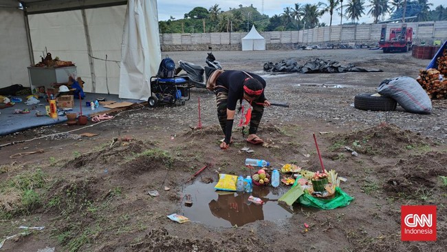 Untuk mengendalikan hujan dan panas dalam ajang MotoGP Mandalika 2022 di Sirkuit Mandalika, seorang pawang hujan didatangkan.