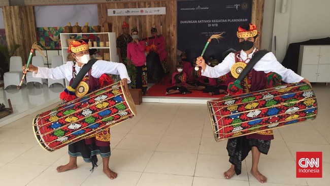 Bandara Internasional Lombok mulai dipadati ribuan penonton MotoGP Mandalika pada hari pertama ajang Grand Prix Indonesia di Sirkuit Mandalika, Jumat (18/3).