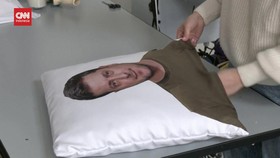 VIDEO: Desainer Ceko Buat Bantal dengan Wajah Presiden Ukraina