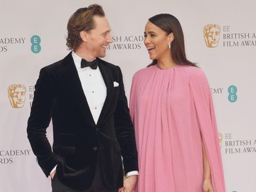 Tom Hiddleston Umumkan Sang Tunangan Zawe Ashton Tengah Hamil