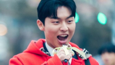 img-title Choi Hyun Wook Jadi Sahabat Park Ji Hoon yang Dirundung di 'Weak Hero'