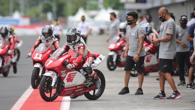 Empat pembalap dan satu wildcard Indonesia tampil menjanjikan pada hari pertama Asia Talent Cup (ATC) di Sirkuit Mandalika, Jumat (18/3).