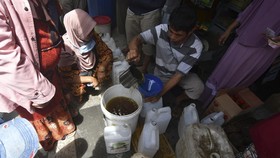 FOTO: Migor Kemasan Mahal, Warga Palu Beralih ke Curah