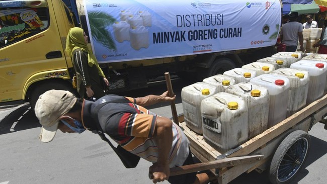 Pedagang pasar menyebut harga eceran tertinggi (HET) minyak goreng yang ditetapkan pemerintah Rp14 ribu per liter adalah hoaks (hoax).
