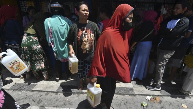 FOTO: Migor Kemasan Mahal, Warga Palu Beralih ke Curah