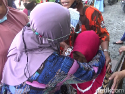 Seorang Warga Pingsan Saat Antre Minyak Goreng Murah di Lumajang
