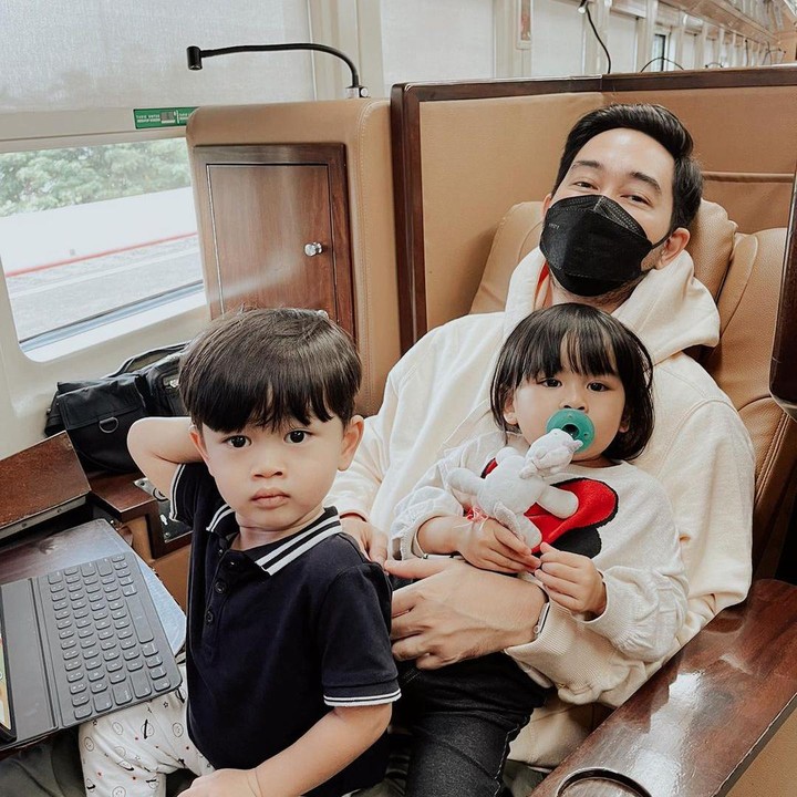 <p>Zayn dan Zunaira juga kerap ikut Syahnaz dan Jeje bekerja nih, Bunda. Wah, gemas banget, ya. (Foto: Instagram: @syahnazs)</p>