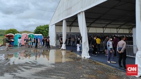 Becek Sisa Hujan Genangi Penukaran Tiket MotoGP Mandalika