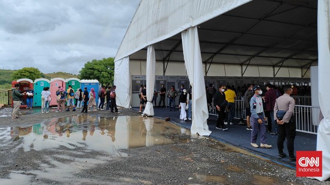 Tanah yang gembur karena hujan dan becek menjadi hiasan di sejumlah lokasi parkir dan penukaran tiket MotoGP Mandalika 2022.