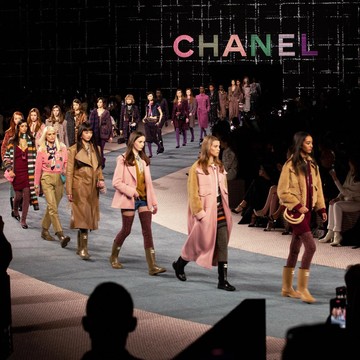 7 Tren dari Fashion Week Fall/Winter 2022! Dari Warna Pink hingga Bahan Transparan
