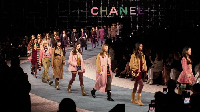 7 Tren dari Fashion Week Fall/Winter 2022! Dari Warna Pink hingga Bahan Transparan