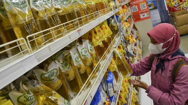 Membandingkan Minyak Goreng RI vs Singapura, Thailand hingga Malaysia Harga minyak goreng kemasan melonjak usai HET dicabut. Berikut perbandingan harga minyak goreng Indonesia dengan 4 negara di ASEAN.
