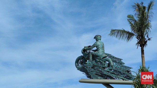 Dua patung Presiden RI Joko Widodo (Jokowi) terpajang di area Sirkuit Mandalika, Lombok Tengah, Nusa Tenggara Barat (NTB).