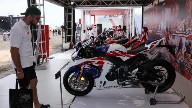 CBR1000RR-R Fireblade SP 30th Anniversary yang baru saja diluncurkan terdapat di stan Honda di Pertamax area Sirkuit Mandalika.