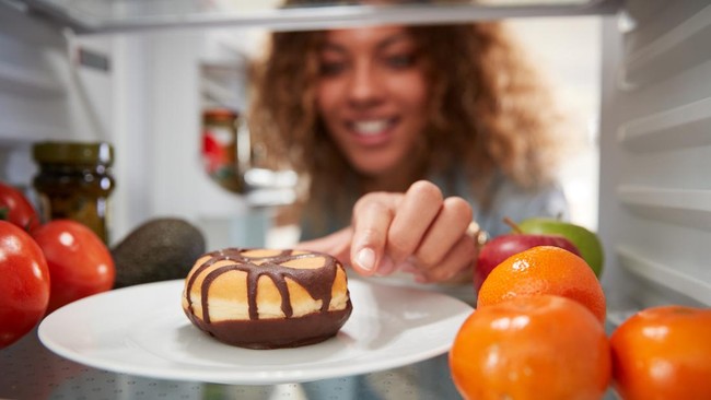 Asupan gula berlebih dapat memicu berbagai masalah kesehatan. Berikut tanda kamu terlalu banyak konsumsi makanan manis.
