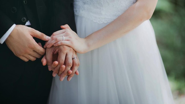 Banyak orang percaya bahwa menikah di usia muda bisa meningkatkan risiko kanker serviks. Benarkah demikian?