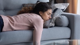 5 Alasan Tak Boleh Tidur di Sofa, Bukan Cuma Bikin Sakit Badan