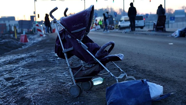 Sedikitnya 109 kereta bayi yang kosong berbaris di alun-alun pusat kota Lviv, Jumat (18/3) waktu setempat, simbol anak-anak Ukraina tewas oleh agresi Rusia.