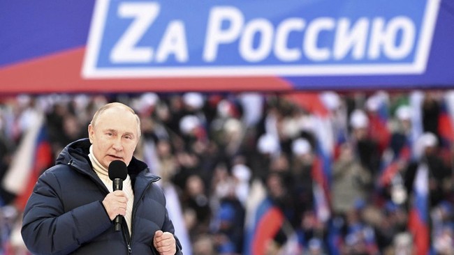 Presiden Rusia Vladimir Putin berpidato rayakan aneksasi Crimea, namun terputus gara-gara kesalahan teknis pada pengeras suara di Moskow, Jumat (18/3).
