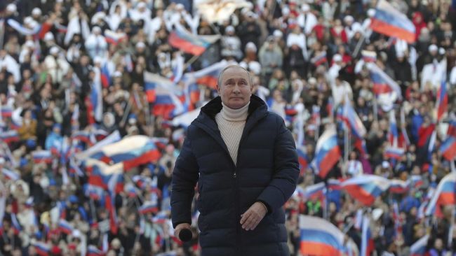 Presiden Rusia Vladimir Putin dikabarkan rajin mandi dengan darah Rusa Siberia sebagai upaya menjaga kesehatan.
