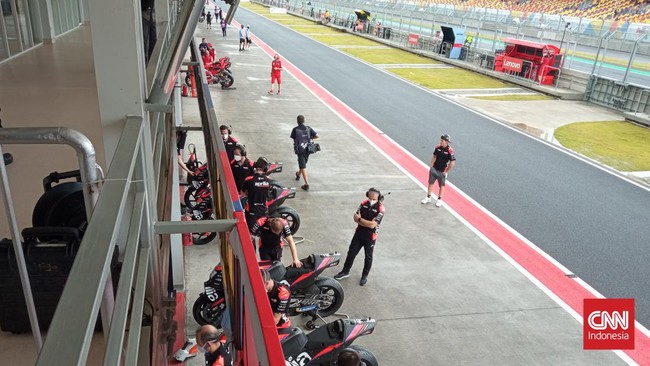 Berdasarkan pantauan CNNIndonesia.com, hanya Maverick Vinales yang menyapa fan dari pitlane jelang FP3 MotoGP Mandalika 2022.