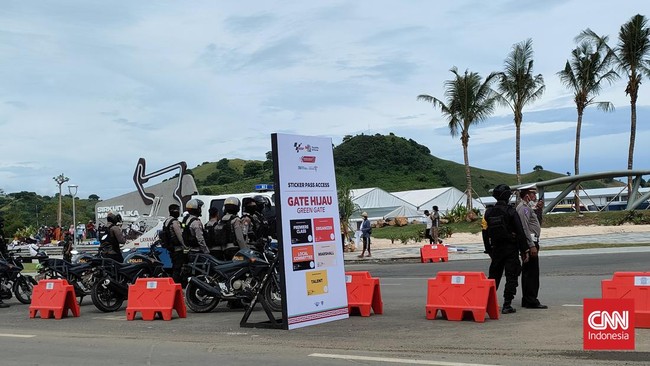 Sejumlah polisi bersiaga jelang geladi resik pengamanan kedatangan Presiden Jokowi ke Sirkuit Mandalika untuk membuka dan menonton MotoGP Mandalika 2022.