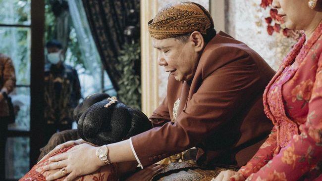 Pakar pernikahan adat Jawa yang menangani pernikahan Putri-Guinandra, Mamie Hardo, mengungkapkan momen nikahan yang bikin bapak-bapak menangis.