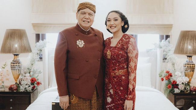Chairul Tanjung mengonsumsi rujak degan dalam pernikahan Putri Tanjung dan Guinandra pada Minggu (20/3).