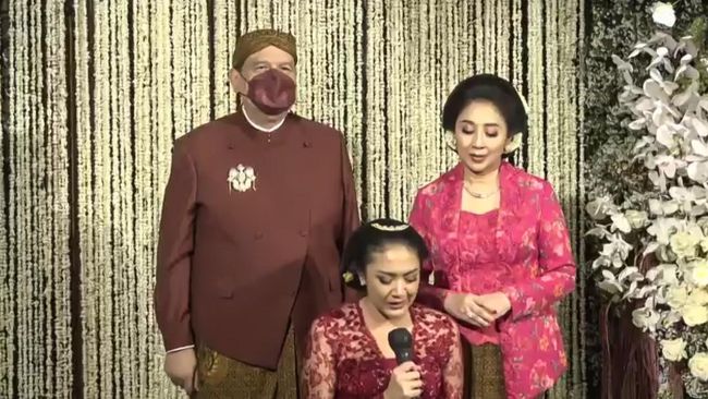 Dalam prosesi siraman, Putri memakai kebaya Jawa. Rangkaian acara siraman ini mengikuti pakem adat Jawa, Solo.