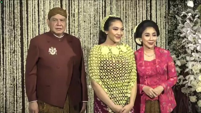 Founder dan CEO of CXO Media Putri Tanjung melakukan prosesi siraman pada Sabtu (19/3). Hal ini dilakukan satu hari sebelum hari pernikahannya besok.