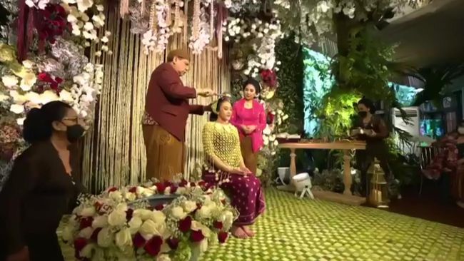 Sebelum akad nikah pada Minggu, prosesi pernikahan Putri Tanjung dan Andra dimulai dengan prosesi adat siraman dan malam midodareni berlangsung Sabtu (19/3).