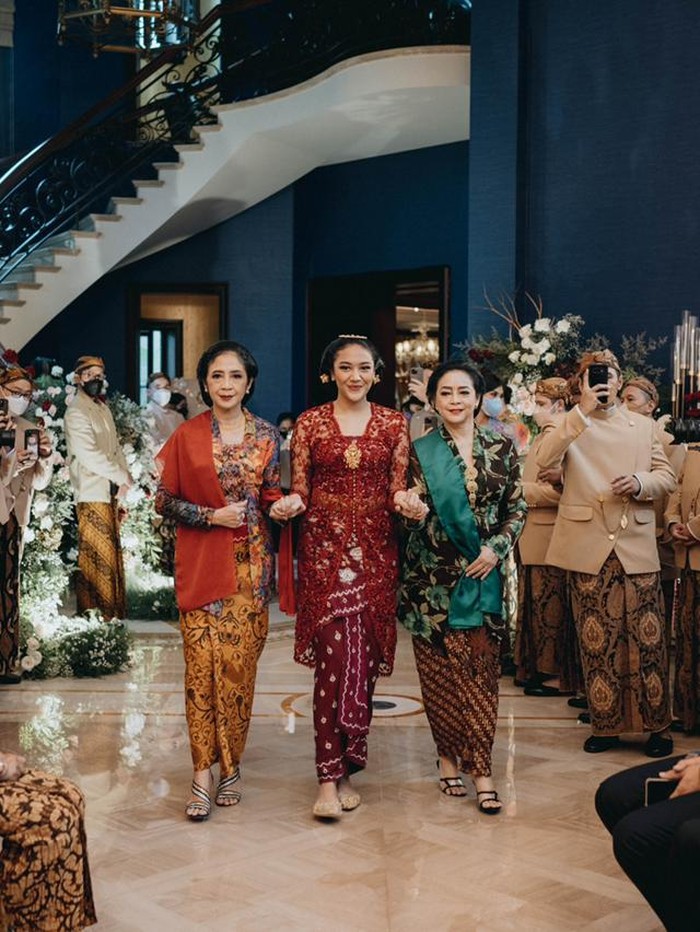 Putri tampak cantik dan elegan dalam balutan kebaya merah karya Desainer Ekhi Anam dan makeup oleh Bubah Alfian, Beauties. Prosesi siraman ini ada artinya, yaitu membersihkan lahir dan batin calon pengantin, sebelum memasuki kehidupan pernikahan./ Foto: Dok. morden.co/samuelrustandi