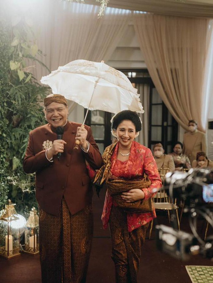 Usai siraman, ada momen Chairman CT Corp ini jualan dawet!