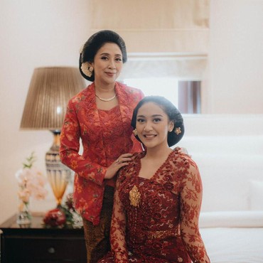 Khidmatnya Prosesi Midodareni Putri Tanjung Jelang Pernikahan