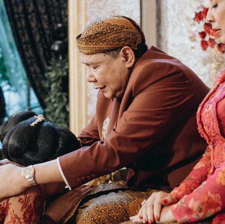 <p>Suasana pun tampak haru. Terutama saat Putri mengungkapkan isi hati yang paling dalam pada orang tuanya. "Bapak dan Ibu yang Uti hormati dan sayangi. Izinkan Uti menyampaikan sesuatu dari lubuk hati paling dalam. Uti tidak menemukan kata yang paling tepat untuk mengucapkan terima kasih," tutur Putri. (Foto: Samuel Rustandi/morden.co)<br /><br /><br /></p>