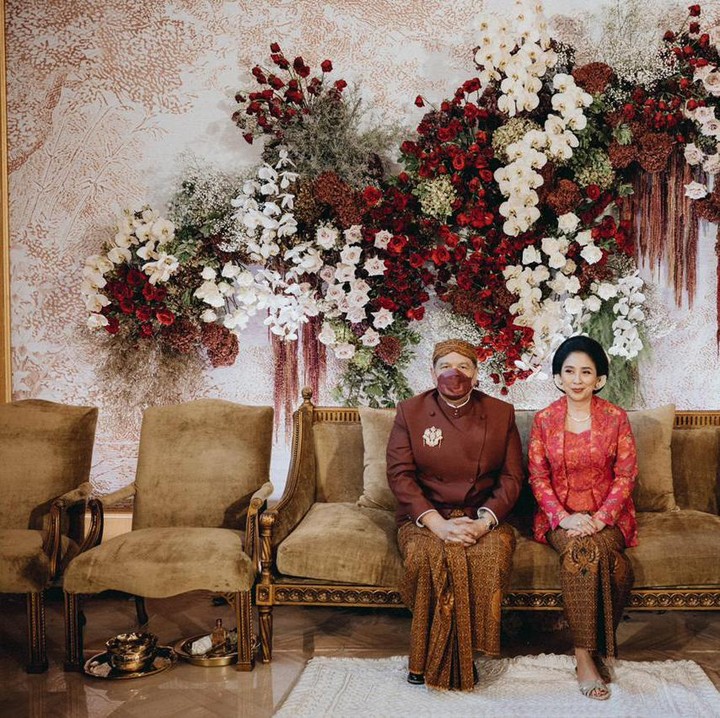 <p>Sebelum siraman, Putri Tanjung melakukan prosesi sungkeman pada kedua orang tuanya terlebih dahulu. (Foto: Samuel Rustandi/morden.co)<br /><br /><br /></p>