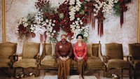 <p>Sebelum siraman, Putri Tanjung melakukan prosesi sungkeman pada kedua orang tuanya terlebih dahulu. (Foto: Samuel Rustandi/morden.co)<br /><br /><br /></p>
