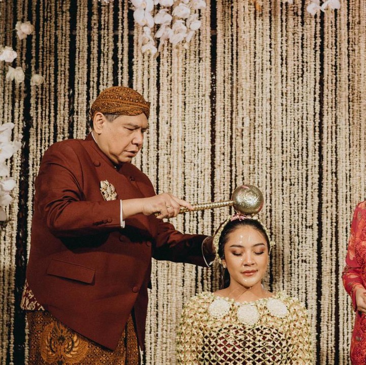 <p>Prosesi siraman ini dimulai pertama kali oleh Chairul Tanjung, kemudian Anita Tanjung, lalu diikuti Arsini Soesanto selaku nenek. Selanjutnya, beberapa orang lainnya juga turut memberi siraman pada Putri. (Foto: Samuel Rustandi/morden.co)</p>