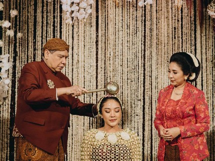 7 Potret Prosesi Siraman Putri Tanjung, Jadi 'Putri Kecil' Digendong Ayah Tercinta
