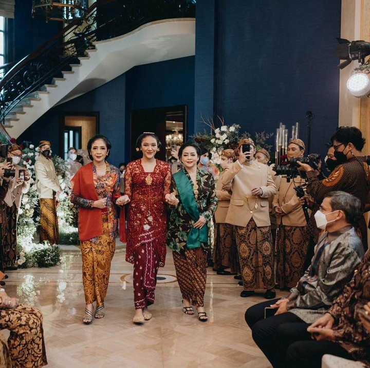 <p>CEO Transmedia Digital Lifestyle Group ini tampil cantik dibalut kebaya bernuansa merah. "Mohon maaf atas kesalahan yang sengaja atau tidak. Semoga Bapak dan ibu berkenan membuka pintu maaf untuk yang Uti perbuat. Mohon doa dan restu menikah dengan Guninandra Jatikusumo," sambung Putri. (Foto: Samuel Rustandi/morden.co)</p>