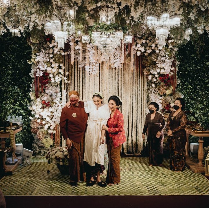<p>Setelah itu, Putri lalu digendong ayah tercinta menuju kamarnya untuk berganti pakaian. Chairul Tanjung beserta istri sesekali terlihat saling melontarkan kalimat yang dijawab dengan tawa serta senyuman Putri. (Foto: Samuel Rustandi/morden.co)</p><p><br /><br /></p>