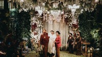 <p>Setelah itu, Putri lalu digendong ayah tercinta menuju kamarnya untuk berganti pakaian. Chairul Tanjung beserta istri sesekali terlihat saling melontarkan kalimat yang dijawab dengan tawa serta senyuman Putri. (Foto: Samuel Rustandi/morden.co)</p><p><br /><br /></p>