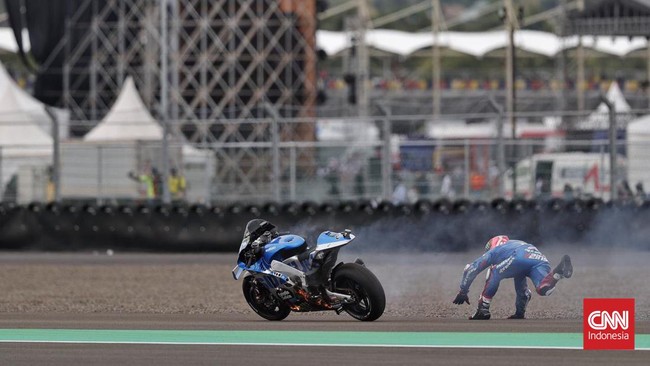 Latihan bebas (FP4) MotoGP Mandalika 2022 dihentikan setelah sepeda motor pembalap Suzuki Alex Rins terbakar di Sirkuit Mandalika, Sabtu (19/3).